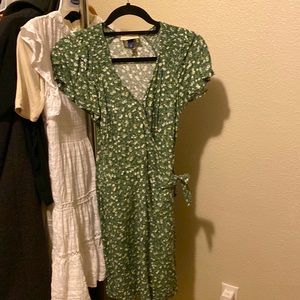 Universal Thread Green cream Floral tie dress size xs